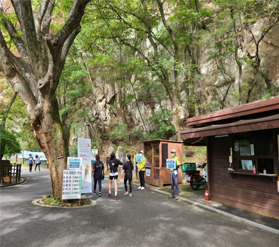 계룡산국립공원은 동학사지구에서 '탐방거리두기' 현장 캠페인을 진행했다.