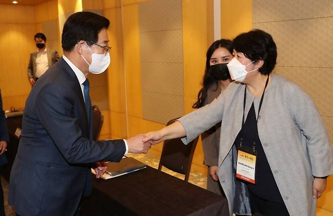 양승조 도지사가 디나라 캐멜로바(Dinara Kemelova) 주한 키르기스스탄 대사를 접견 하고 있다.