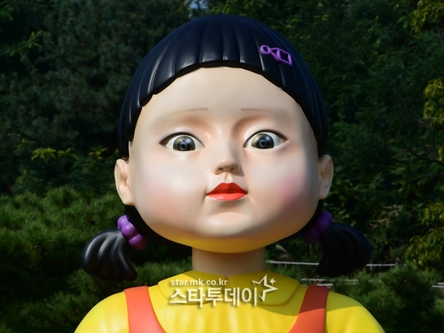 서울 올림픽공원에 등장한 넷플릭스 '오징어 게임' 속 술래 인형 영희 / 사진=스타투데이