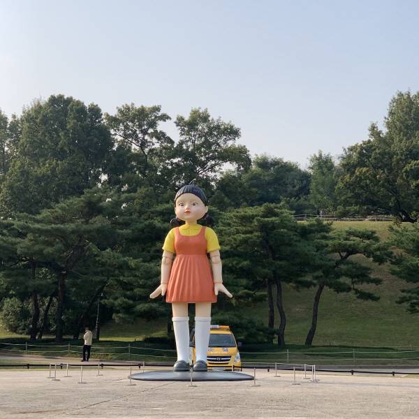 지난 25일 서울 송파구 올림픽공원 88잔디마당에 전시된 '오징어게임' 영희 동상. [사진 = 최아영 기자]