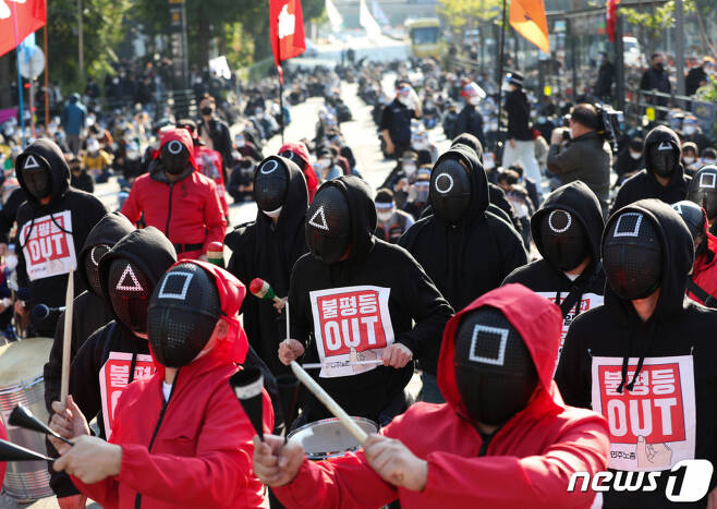지난 20일 오후 서울 서대문사거리에서 열린 민주노총 총파업 집회에서 오징어게임 복장을 입은 조합원들이 공연을 펼치고 있다. /사진제공=뉴스1
