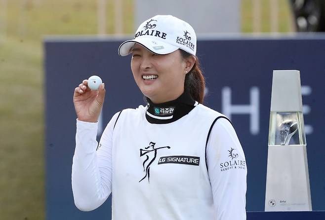 고진영은 26일(한국시각) 지난주보다 여자골프 랭킹에서 한 계단 상승해 1위로 올라섰다. 사진은 지난 24일 부산 LPGA 대회인 BMW 레이디스 챔피언십에서 우승한 고진영. /사진= 뉴스1