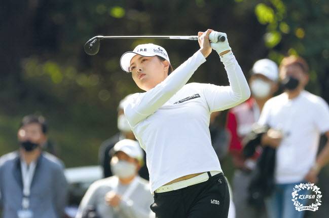 24일 부산 기장군 LPGA 인터내셔널 부산에서 열린 미국 여자프로골프(LPGA) 투어 BMW 레이디스 챔피언십 최종 라운드 5번 홀에서 고진영이 티샷하고 있다. [연합]