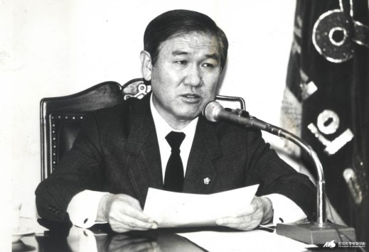 1987년 6월 29일 ‘6·29 선언’을 읽고 있는 노태우 민정당 대통령 후보 [한국민족문화대백과]