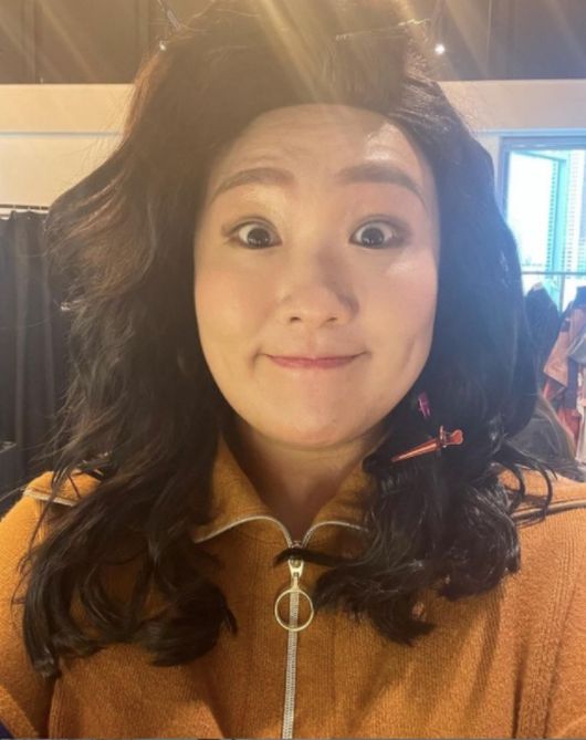 Gag Woman Lee Su-ji is seen as a conscious look of fans concerns.Lee Su-ji posted a picture on his SNS on the 26th, saying, Oh Young-young.The photo shows Lee Su-ji, who turned into a mental health doctor Oh Eun Young. Lee Su-ji is dressed as Oh Eun Young.Lee Su-ji left a certified shot on camera with a playful look, just changing her hairstyle and make-up, which is eye-catching in a similar look to Dr Oh Eun Young.Lee Su-ji has become plump in his cheeks, unlike his recent blush.Lee Su-ji has recently lost 14kg in diet and has collected topics.Lee Su-ji SNS