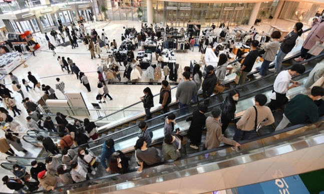 휴일인 지난 24일 서울의 한 대형 쇼핑몰이 시민들로 붐비고 있다. 허정호 선임기자