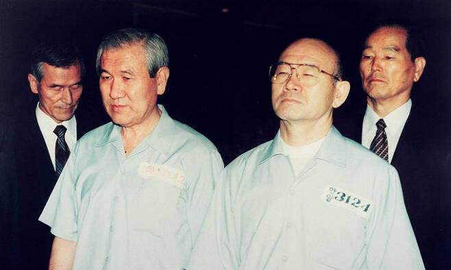 지난 1996년 12·12 및 5·18사건 항소심 선고공판에 출석한 노태우·전두환 전 대통령의 모습. 연합뉴스