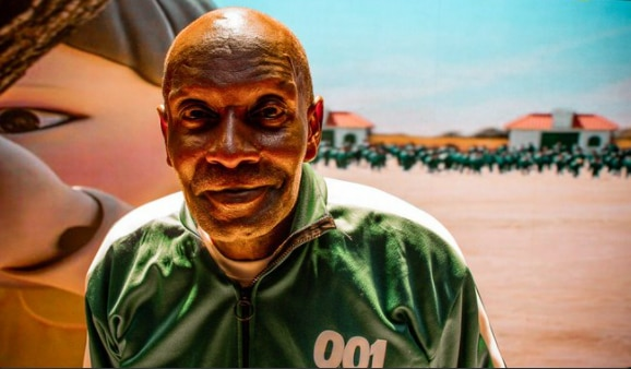 우간다의 한 예능프로그램에 나오는 출연자. ‘참가번호 1번’으로 알려진 오일남을 따라했다. 트위터 캡처