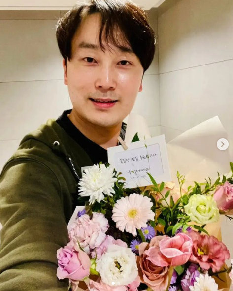 Actor Seo Hyeon-woo finished filming the movie Honest Candidate 2.On the 26th, Landscape Entertainment announced the end of Seo Hyeon-woos film shooting through the official SNS and announced the end of the exclusive contract.I will support Seo Hyeon-woo, who will be working on this work at the new agency for the last time, said the agency. Thank you Seo Hyeon-woo, who has been faithful to landscape entertainment for eight years.I sincerely wish you to always walk the flower path.Seo Hyeon-woo, a major in acting at the Korea National University of Arts, has been showing his presence in various works, starting with the minor role.He appeared in the drama My Uncle, Time, Flower of Evil, Hes a gnome, Banggu, 1987, Dokjeon, Find Me, Namsans Directors.The film, which has recently been filmed, plans to continue its work with Honest Candidate 2, Ghost, and Netflix original Moral Sense.