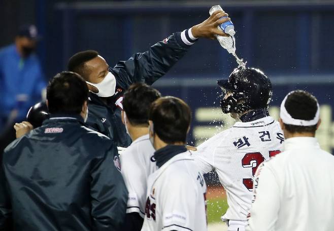 두산 선수들이 지난 24일 잠실 LG전에서 박건우의 끝내기 안타로 승리한 뒤 기뻐하고 있다. 연합뉴스