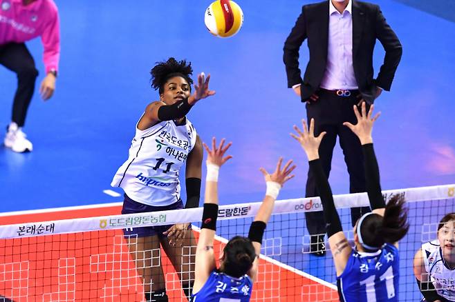 한국도로공사 켈시가 26일 경기 화성실내체육관에서 열린 IBK기업은행과의 경기에서 공격을 하고 있다. KOVO 제공