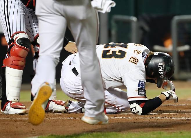 ▲ 26일 대전 LG전에서 손등에 공을 맞은 한화 내야수 정은원. ⓒ연합뉴스