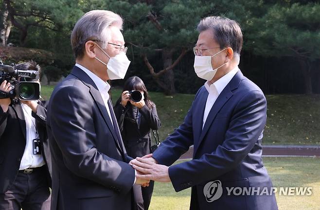 이재명 후보와 인사하는 문재인 대통령 (서울=연합뉴스) 최재구 기자 = 문재인 대통령이 26일 청와대 상춘재에서 더불어민주당 이재명 대통령 후보와 인사하고 있다. 2021.10.26 jjaeck9@yna.co.kr