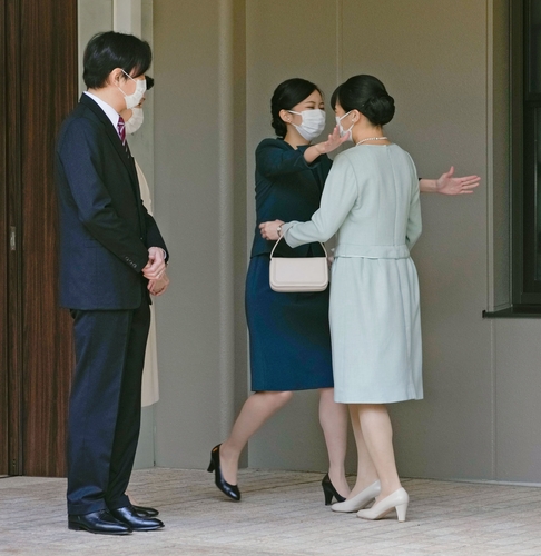 왕실 떠나는 마코 공주 (도쿄 교도=연합뉴스) 결혼으로 왕실을 떠나는 마코(眞子, 오른쪽) 공주가 26일 오전 도쿄의 관저에서 동생 가코(佳子) 공주와 포옹하고 있다.