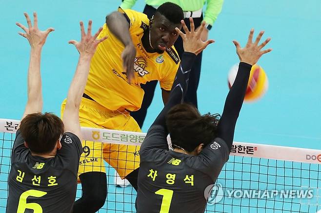 케이타의 강스파이크 [연합뉴스 자료사진]