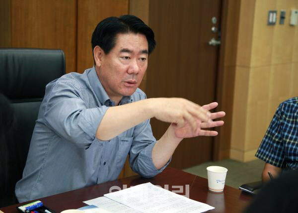 최윤길 전 성남시의회 의장이 2013년 8월 6일 의장실에서 성남시 지역 기자단과 간담회를 하고 있다. (사진=성남시의회)
