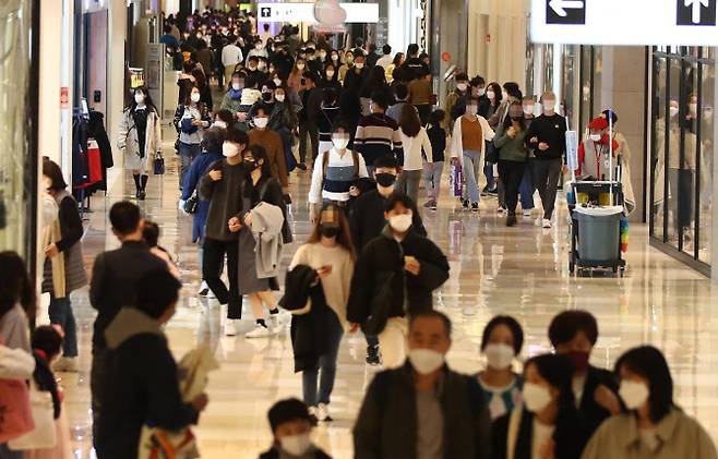 지난 24일 서울 시내의 한 쇼핑몰. 쇼핑 나온 사람들로 붐비는 모습(사진=연합뉴스)