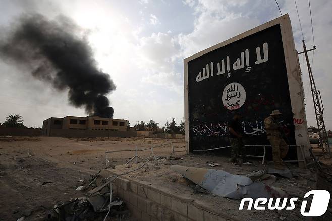 수니파 급진 무장세력 이슬람국가(IS)가 한때 점령했던 이라크 알카임의 모습. 입구에 IS 상징이 세워져 있다. © AFP=뉴스1