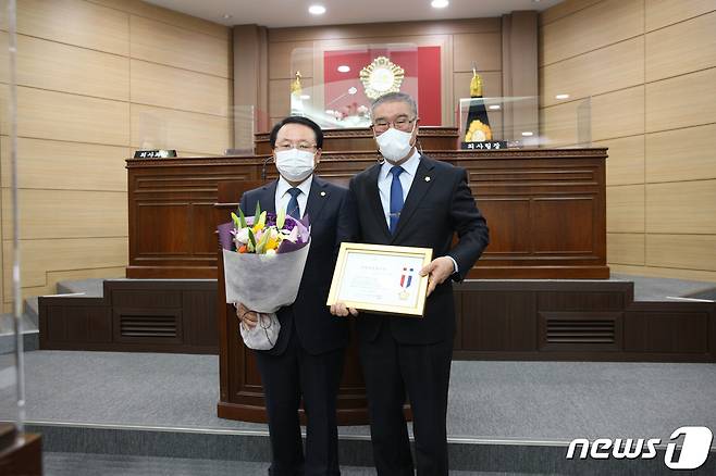 이성재 임실군의회 부의장(사진 왼쪾)이 27일 전국시군자치구의회 의장협의회에서 주관하는 '지방의정봉사상'을 수상하는 영예를 안았다.(임실군 제공)2021.10.27/© 뉴스1