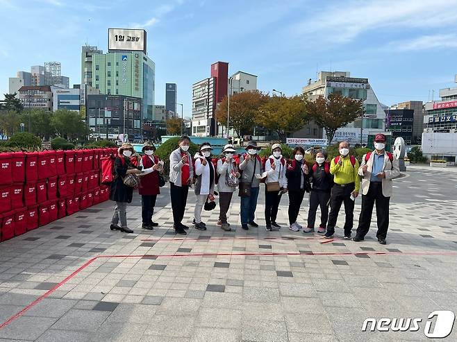 지난 25일 광주 상무무등교회 교인들이 2021 함께 걸어요 My5K 캠페인에 참여하고 있다. 2021.10.27/뉴스1 © News1