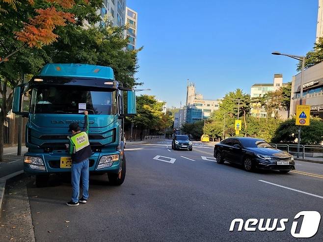 서울 동작구 흑석동 구립어린이집 주변 어린이보호구역에서 불법 주정차 차량을 단속하고 있다(동작구 제공).© 뉴스1