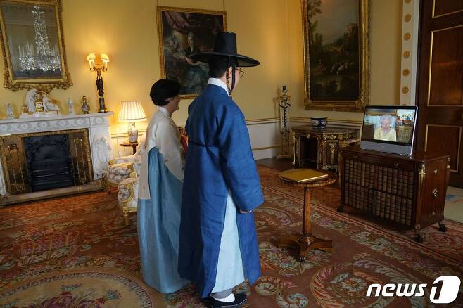 26일(현지시간) 김건 주영 한국대사 부부가 한복을 입은 채 엘리자베스 2세 영국 여왕에게 화상으로 신임장을 제출하고 있다. © AFP=뉴스1