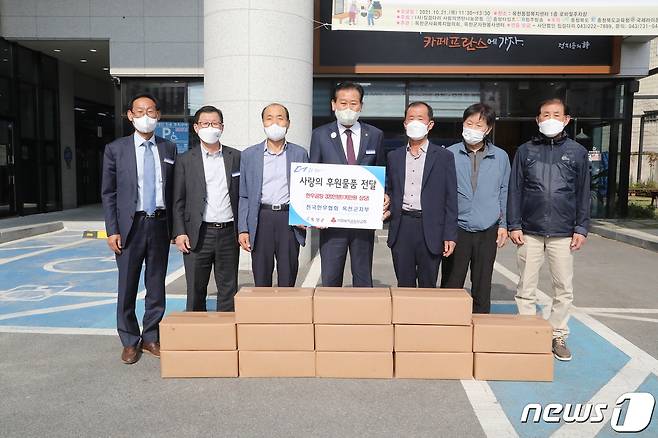 전국한우협회 옥천군지부 관계자가 한우곰탕을 기탁하고 있다. (옥천군 제공)© 뉴스1