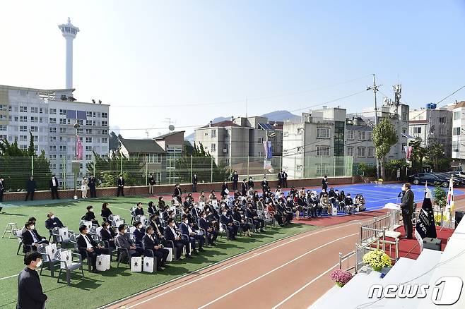 27일 오전 부산 남성초등학교에서 열린 캠브리지 국제학교 인증 현판식에서 박형준 부산시장이 축사를 하고 있다(남성학원 제공)© 뉴스1