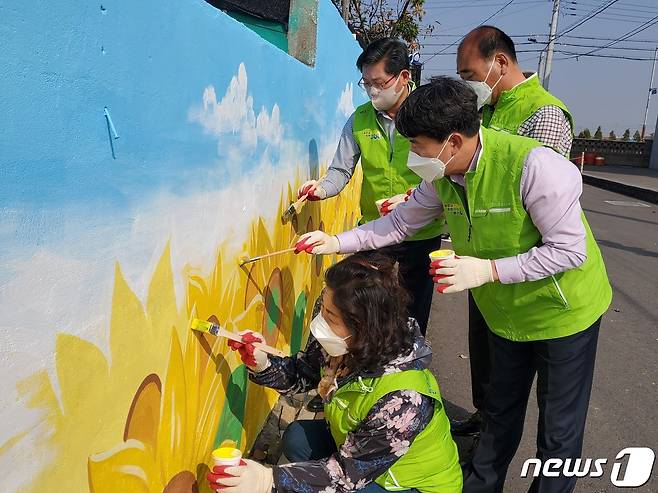 (전주=뉴스1) 이지선 기자 = 전북농협(본부장 정재호)과 서군산농협(조합장 김기수)은 27일 범농협 노블고객봉사단(회장 이계순) 회원 10여명과 함께 군산시 산북동 신창마을에서 벽화 그리기와 환경정화 활동을 펼쳤다.(전북농협 제공)2021.10.27/© 뉴스1