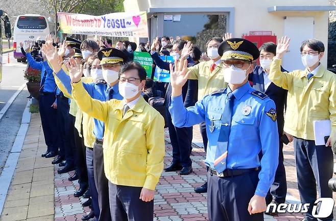 27일 오후 전남 여수시 오천동 여수 해양경찰교육원 정문 출입 통제소에서 강성국 법무부 차관과 해양경찰관들이 충북 혁신도시에서 온 아프가니스탄 특별기여자들을 환영하고 있다. 2021.10.27/뉴스1 © News1 사진공동취재단