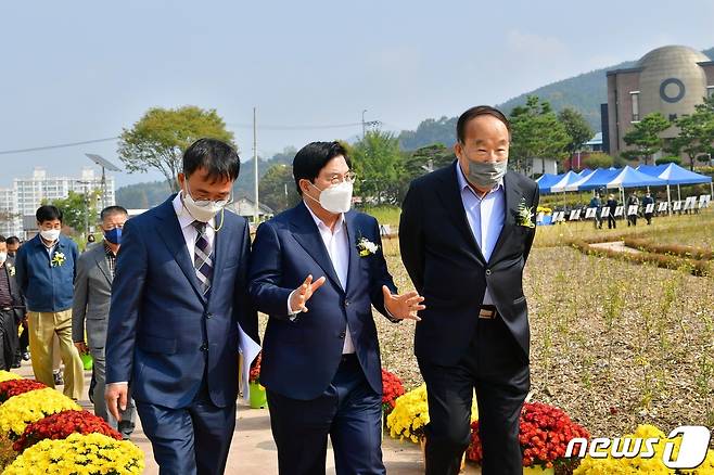 유두석 장성군수(앞줄 가운데)와 박용성 전 두산그룹 회장(앞줄 오른쪽)이 27일 개원한 '장성무궁화공원'을 둘러보고 있다. © News1