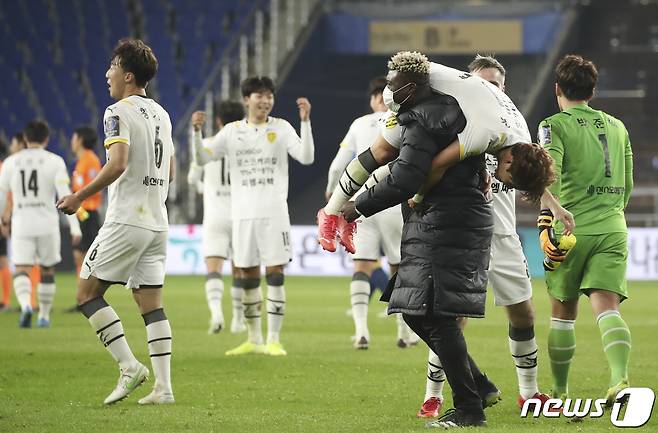 27일 오후 울산 문수축구경기장에서 열린 '2021 하나은행 FA컵' 4강 울산현대와 전남드래곤즈의 경기에서 전남이 2대 1로 승리했다. 경기를 마친 전남 선수들이 기뻐하고 있다. 2021.10.27/뉴스1 © News1 윤일지 기자