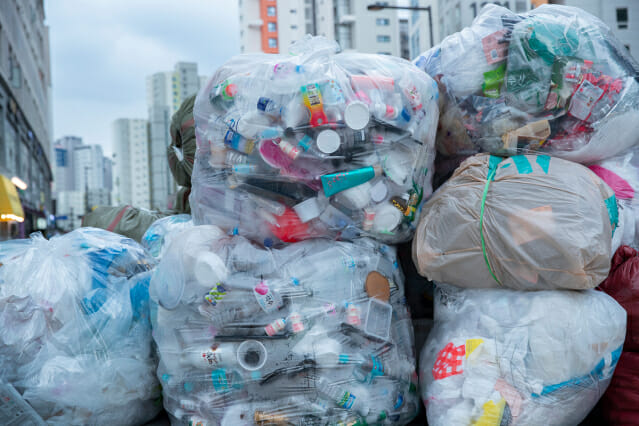 수많은 생활쓰레기들이 지구를 더욱 병들게 하고 있다.(제공=이미지투데이)