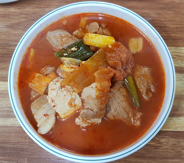 경기 수원시 장안구 ‘신사강정육식당’의 김치찌개. 석창인 씨 제공