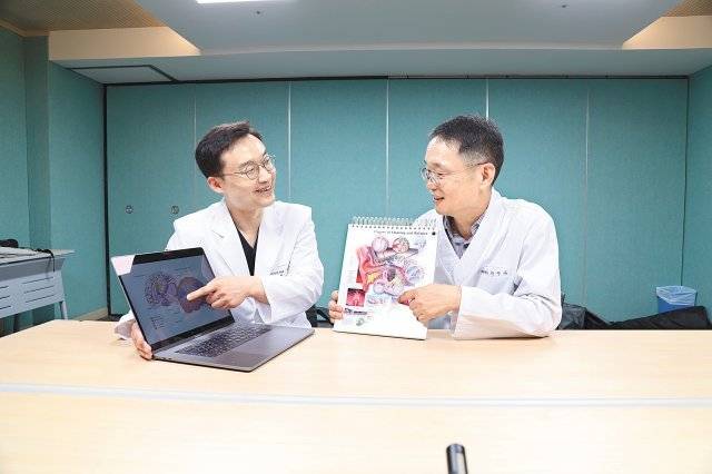 의사와 한의사가 각각 내놓는 어지럼증의 해결책은 무엇일까. ‘어지럼증’을 주제로한 ‘의사 대 한의사’에 이대목동병원 이비인후과 이호윤 교수(왼쪽)와 갑산한의원 이상곤 원장(한의사)이 참여해 이야기를 나눴다. 이대목동병원 제공