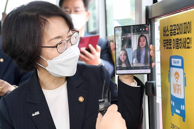 임혜숙 과학기술정보통신부 장관이 5G 버스 공공와이파이에 연결된 스마트폰을 통해 시민과 영상통화를 하고 있다.