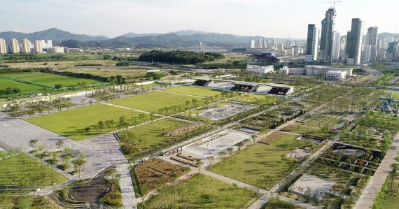 세종중앙공원의 도시축제마당 과 어울림정원 전경