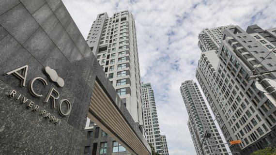 KB국민은행 월간 주택가격동향 시계열 통계에 따르면 10월 서울 아파트 평균 매매가격이 12억원을 넘어서는 등 집값 오름세가 거침없다. /사진=뉴시스