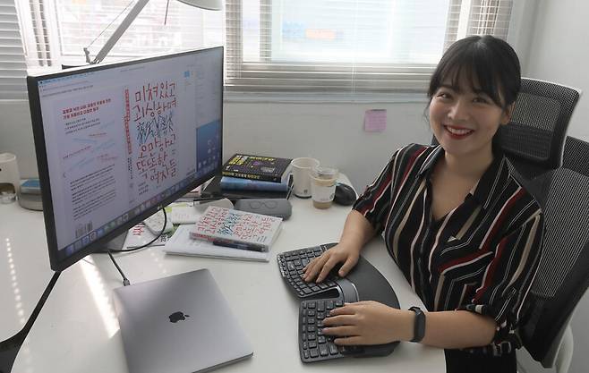 지난 21일 <미쳐있고 괴상하며 오만하고 똑똑한 여자들>을 쓴 작가 하미나씨가 서울 은평구 불광동 자신의 작업실에서 <한겨레>와 인터뷰 하고 있다. 윤운식 선임기자 yws@hani.co.kr