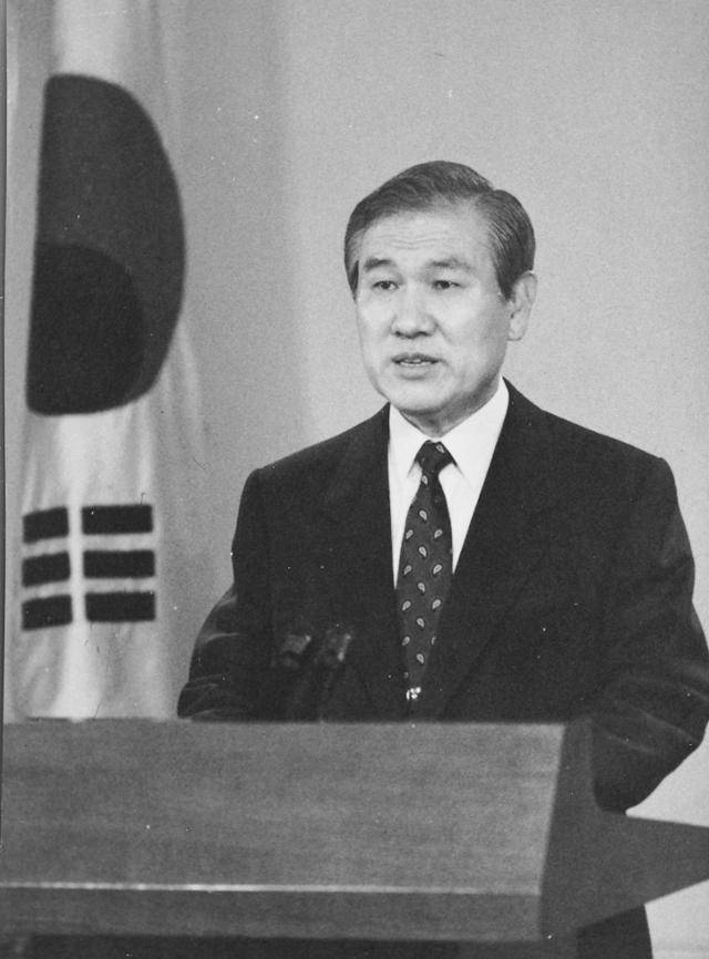 노태우 전 대통령이 26일 별세했다. 공교롭게도 박정희 전 대통령 사망일과 같은 날짜다. 한국일보 자료사진