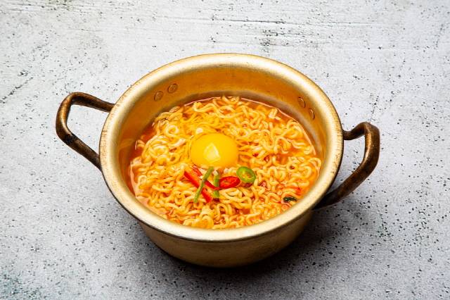 면을 따로 끓이는 '면 세척 조리법'으로 라면을 끓이면 나트륨 함량을 줄일 수 있다./사진=클립아트코리아