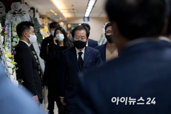 홍준표 국민의힘 대선 예비후보가 27일 오후 서울 종로구 서울대병원 장례식장에 마련된 고(故) 노태우 전 대통령 빈소를 찾아 조문을 하고 있다. [사진=사진공동취재단]