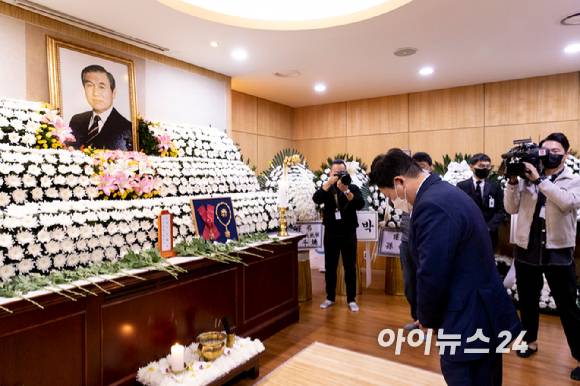 원희룡 국민의힘 대선 예비후보가 27일 오후 서울 종로구 서울대병원 장례식장에 마련된 고(故) 노태우 전 대통령 빈소를 찾아 조문을 하고 있다. [사진=사진공동취재단]