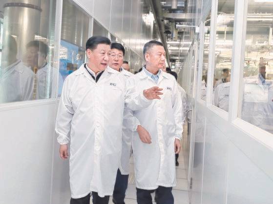 2018년 4월 중국 허베이성 우한의 신신반도체(XMC) 제조 공장을 둘러보는 시진핑 국가주석. [신화=연합뉴스]