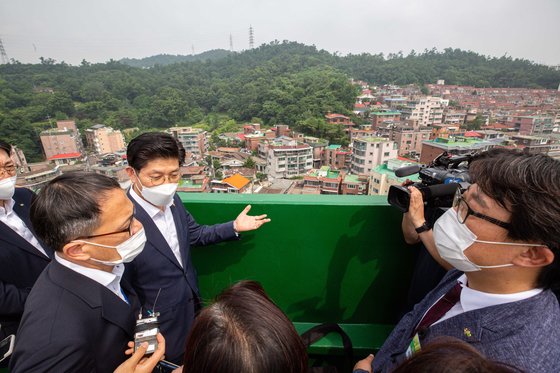 노형욱 국토교통부 장관이 지난 6월 서울 은평구 증산4구역을 방문해 도심 공공주택복합사업 후보지를 둘러보고 있다. 뉴스1
