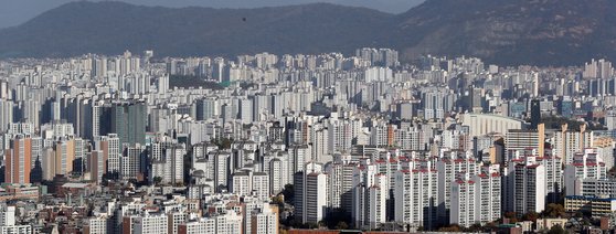 27일 서울 남산에서 도심의 아파트 모습이 보이고 있다. 정부는 최근 부동산시장 동향에 대해