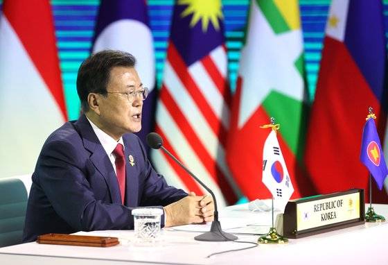 문재인 대통령이 27일 청와대 충무실에서 열린 아세안+3 화상 정상회의에서 발언하고 있다. 문 대통령은 외교일정 등을 이유로 노태우 전 대통령의 빈소를 방문하지 않았다. 연합뉴스