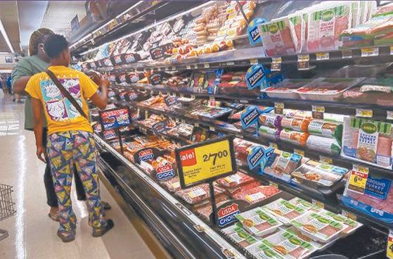 미국의 향후 1년 소비자 기대 인플레이션이 6월 4.8%로 역대 최고치를 기록했다. 사진은 수퍼에서 고기를 사고 있는 미 소비자들. [AFP=연합뉴스]