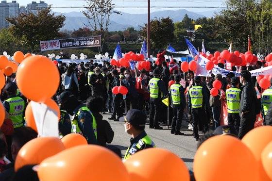 27일 오후 강원 춘천시 동면 G1강원민방에서 국민의힘 대선 경선 후보 강원지역 합동토론회가 열린 가운데 토론회장 입구에 많은 지지자들이 모여 있다. 연합뉴스
