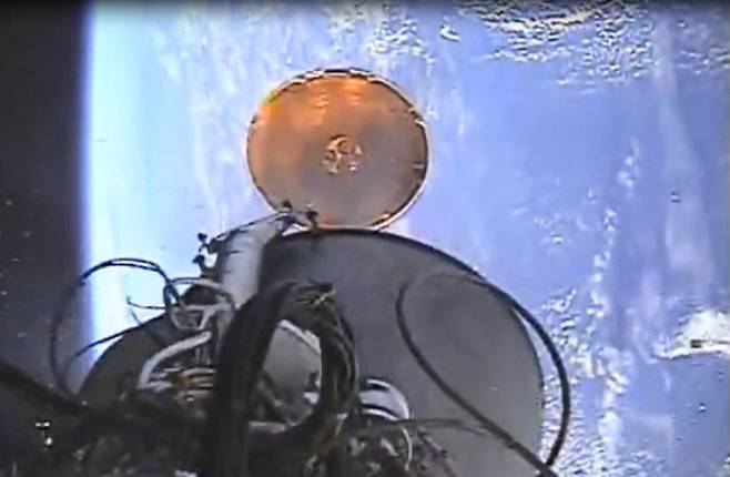 누리호 2단 로켓이 분리되는 모습. 배경에 검은 우주와 푸른 지구가 선명히 눈에 들어온다. 한국항공우주연구원 제공